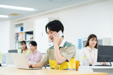 オフィスで働く若いエンジニア