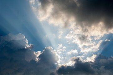 Sonnenstrahlen der verdeckten Sonne bahnen sich ihren Weg durch die Wolkendecke