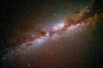 Langzeitbelichtung der Milchstraße mit unzähligen Sternen, Nebeln und Dunkelwolken am nächtlichen Himmel