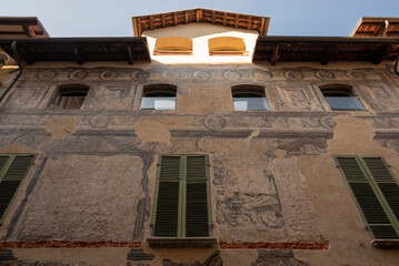 Vista dal basso di antica casa in paese d'Italia.