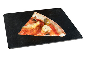 Trancio di pizza quattro stagioni su tagliere in pietra