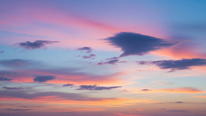 Fototapeta premium Pastel Sunset Sky with Wispy Pink Clouds