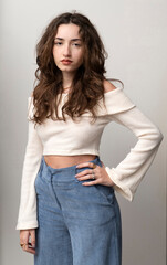 Ritratto di modella con maglia bianca e jeans