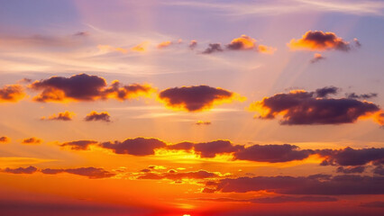 Fototapeta premium Vibrant Sunset Sky with Fiery Orange and Purple Hues