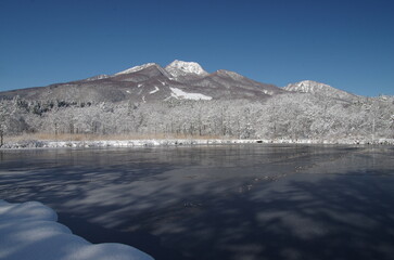 いもり池と冬の妙高山　横位置