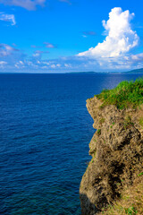  南国の太陽に照らされる万座毛の岩と海の美しい景色