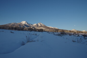 冬の早朝　妙高連山と白い月