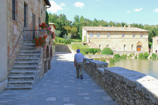 L'antica vasca termale, nota come Piazza delle Sorgenti, nel cuore di Bagno Vignoni in Val d'Orcia in provincia di Siena, Toscana, Italia.