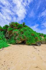  青空と緑のコントラストが美しい石垣島の静かな海辺の風景