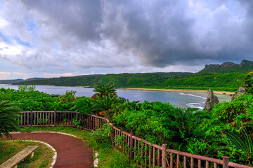 緑豊かな川平湾と青い海を望む石垣島の絶景風景