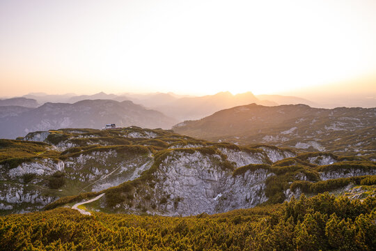Am Berchtesgadener Hochthron im Sommer zum Sonnenuntergang, Blick zum St&ouml;rhaus am Untersberg. Berchtesgadener Land. 