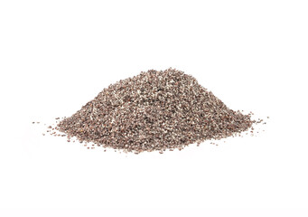 Braune Chia Samen auf weissem Hintergrund