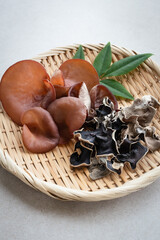 きくらげ　生キクラゲと乾燥キクラゲ