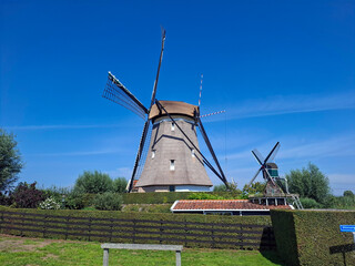 Obraz premium Old-fashioned windmills in a windmill quadrangle in Zevenhuizen