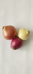 Cebolla amarilla, cebolla morada y cebolla dulce. Tr&iacute;o de cebollas.