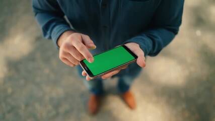 A person using a smartphone with a blank green screen, ready for custom content Stock video