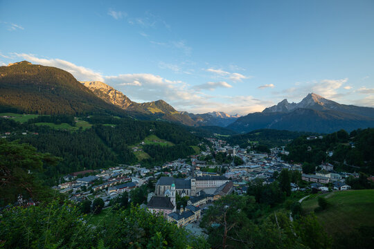 Stadt Berchtesgaden zum Sonnenuntergang von der Lockstein-Aussicht mit Alpen-Panorama im Sommer. Berchtesgadener Land, Deutschland.