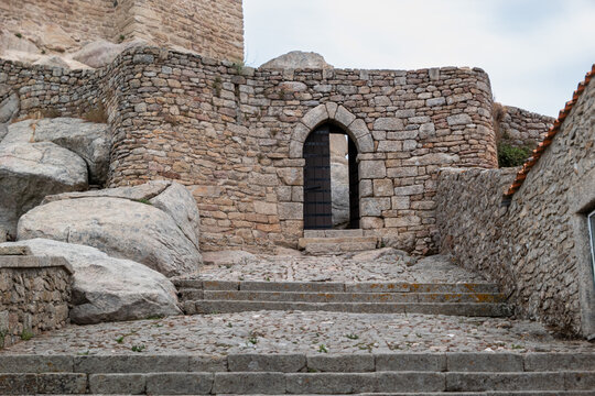 Entrada principal do Castelo medieval de Penedono, com as escadas de acesso &agrave; porta em meio &agrave;s suas imponentes muralhas num dia nublado em Portugal