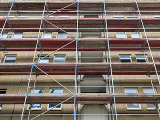 Großes älteres Wohnhaus im Stil eines Plattenbaus in einer Stadt komplett eingerüstet für...