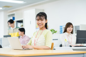 オフィスで働く若い女性