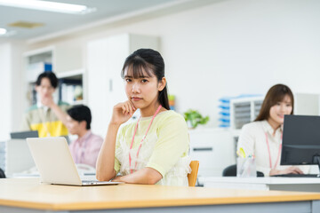 オフィスで働く若い女性