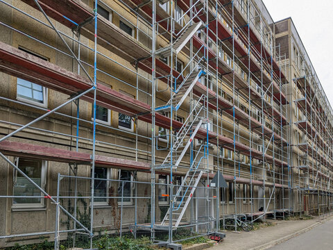 Gro&szlig;es &auml;lteres Wohnhaus im Stil eines Plattenbaus in einer Stadt komplett einger&uuml;stet f&uuml;r Sanierung und Modernisierung