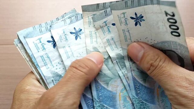 counting 2000 rupiah as a means of payment in Indonesia