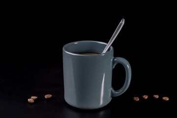 tasse de caf&eacute; minimaliste sur fond noir