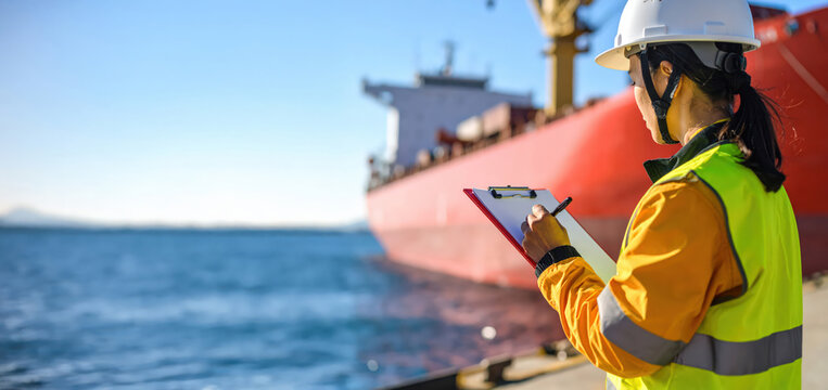 Fototapeta 港湾の女性検査官