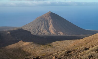 Obraz premium Volcanic peak rising above arid landscape