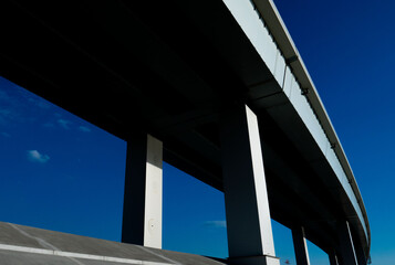 青空の下の高速道路と堤防