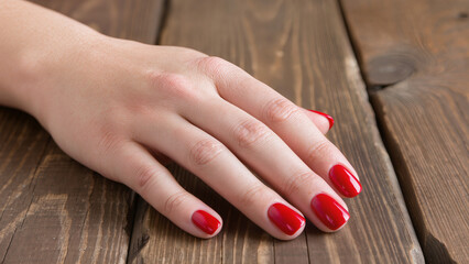 Donna che si smalta le unghie