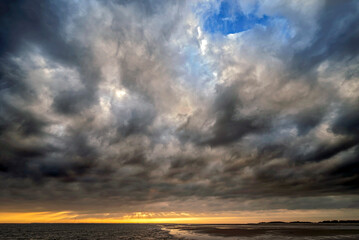 Dramatische Wolkenstimmung im Abendlicht über der Nordsee