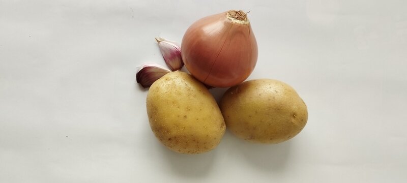 Patatas, cebolla y ajos. Dieta vegetariana