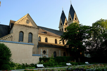 Die Basilika St. Kastor, auch Kastorkirche genannt in der Altstadt von Koblenz in der Nähe vom Deutschen Eck, wo die Mosel in den Rhein fließt.