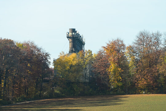 Azchem , Garching an der Alz, Schornsteine, Architektur, Herbst mit B&auml;umen und Feldern in Bayern, Industrrie