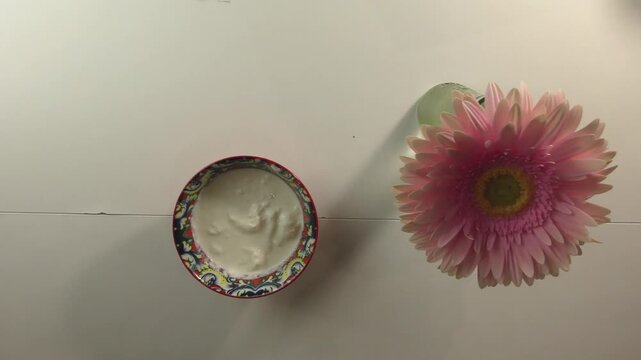 stracciatella di latte su piatto