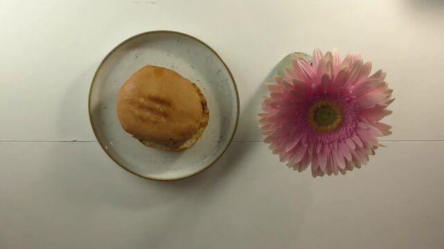 panino tostato su piatto