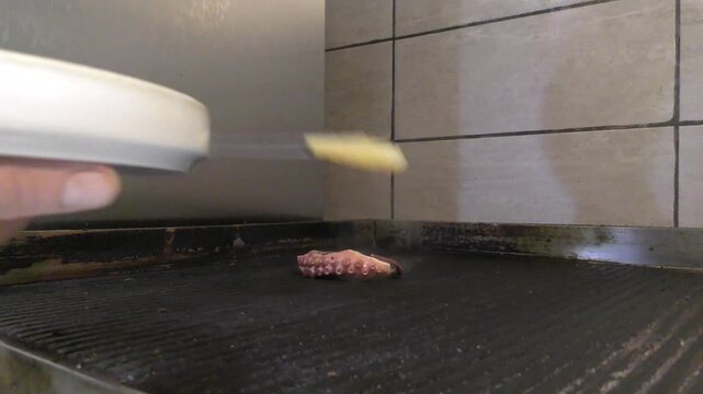 Cibo cotto su piastra. Polipo, ananas, indivia