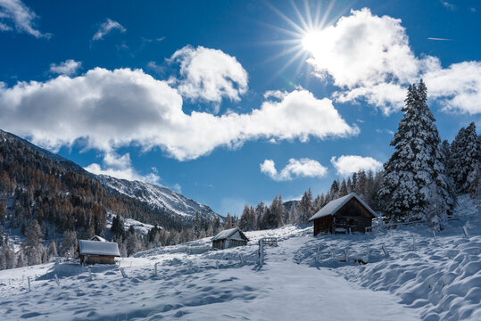 Kremstal  bei Neuschnee in &Ouml;sterreich mit H&uuml;tten