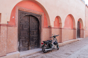solex devant une porte dans la Médina, Marrakech, Maroc