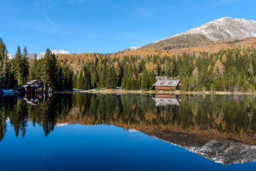 Prebersee in Lungau , Spiegelungen der Berge im See mit Schneebergen