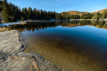 Prebersee in Lungau , Spiegelungen der Berge im See mit Schnee