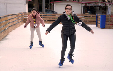 Coppia di bimbe in pista su ghiaccio