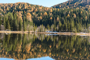 Prebersee in Lungau , Spiegelungen der Berge im See mit Schnee