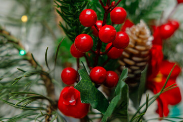 Obraz premium Berry decorations on a Christmas tree branch
