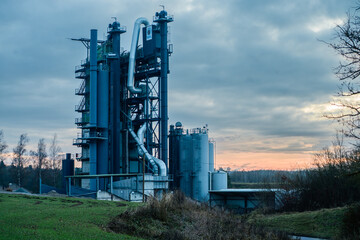 Asphaltwerk am Abend in Landschaft