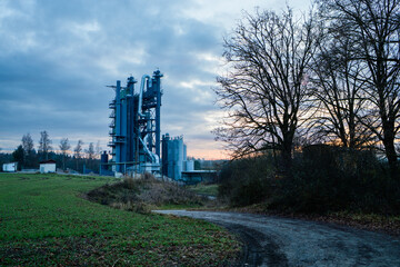 Asphaltwerk am Abend in Landschaft