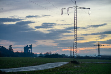 Asphaltwerk am Abend in Landschaft