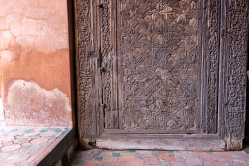 Porte en bois sculptée et carreaux colorées, Tombeaux Saadiens, Marrakech, Maroc
